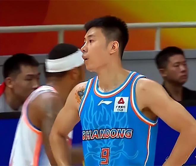 关于今晨山东泰山调整名单以备意甲，更衣室发声环节打磨，引发热议，阵容厚度经受考验的信息